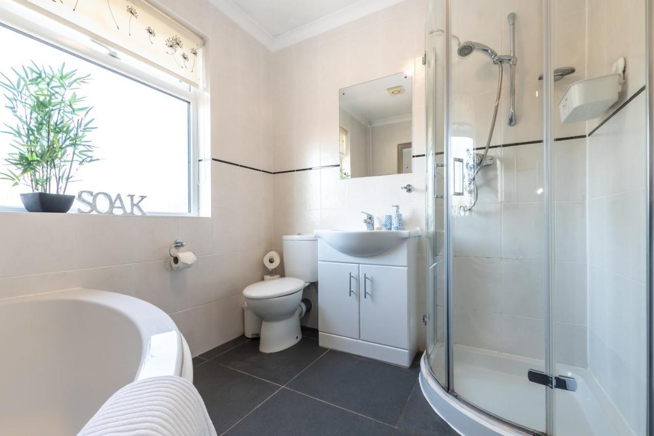 Cheerful 3-Bedroom Douglas House With Patio Саутхамптън Екстериор снимка